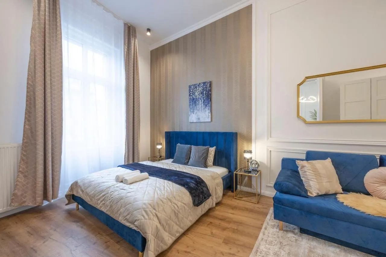 Luxurious Central Grand Home W/ 3Bedrm 2Bathrm Budapest Apartment