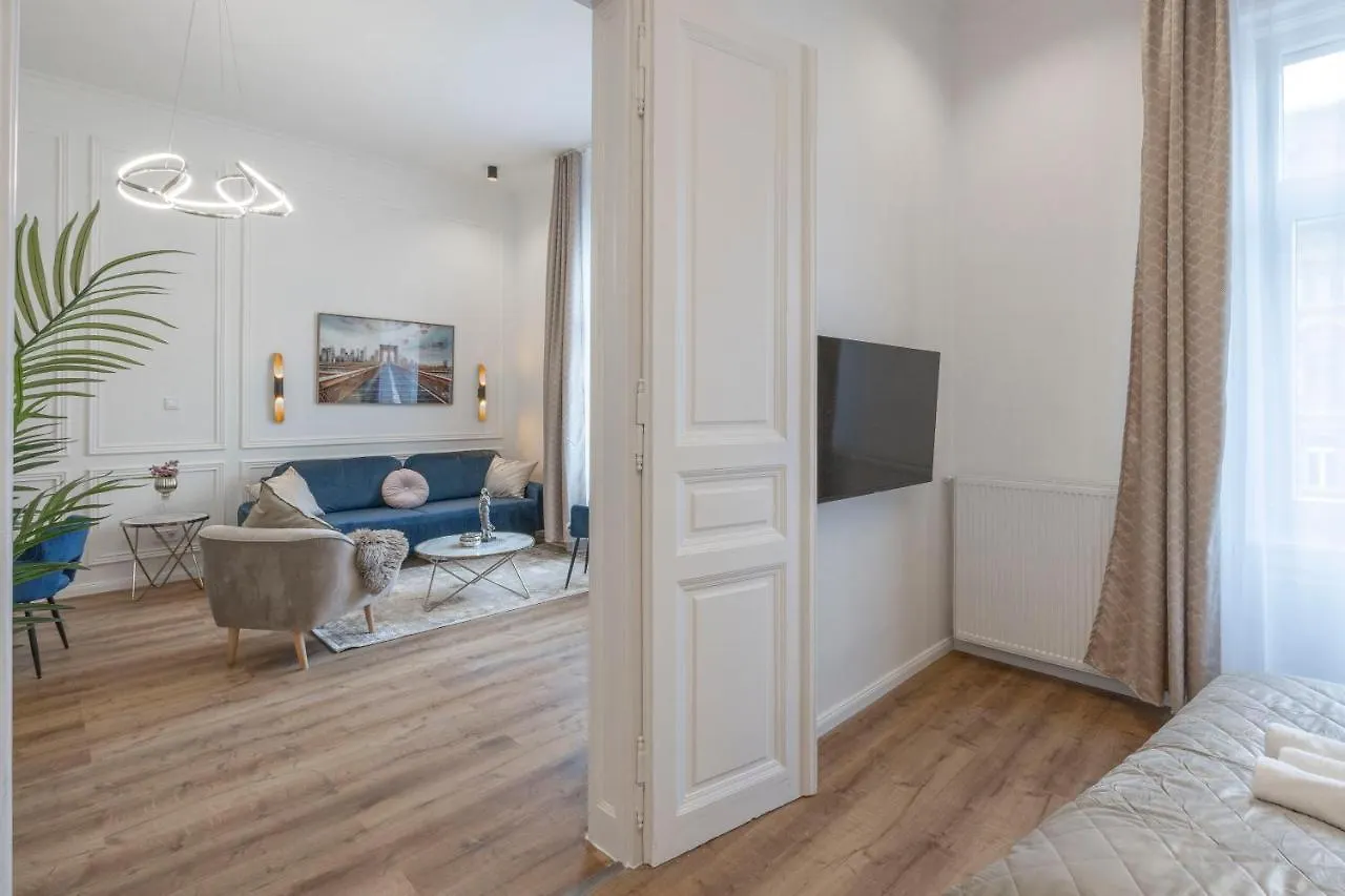Luxurious Central Grand Home W/ 3Bedrm 2Bathrm Budapest Apartment
