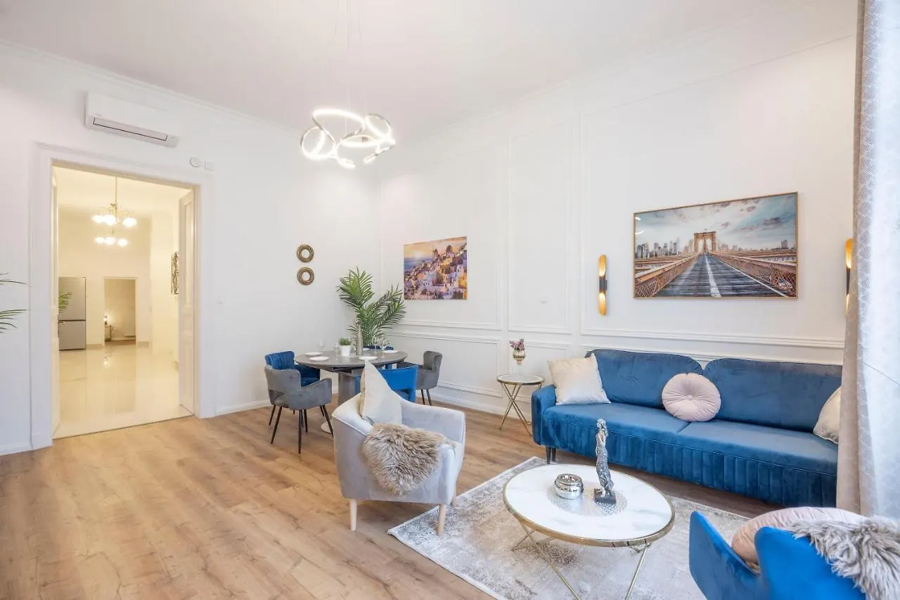 Luxurious Central Grand Home W/ 3Bedrm 2Bathrm Budapest Apartment