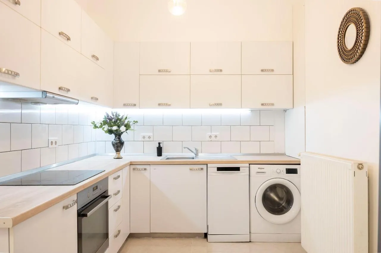 Luxurious Central Grand Home W/ 3Bedrm 2Bathrm Budapest