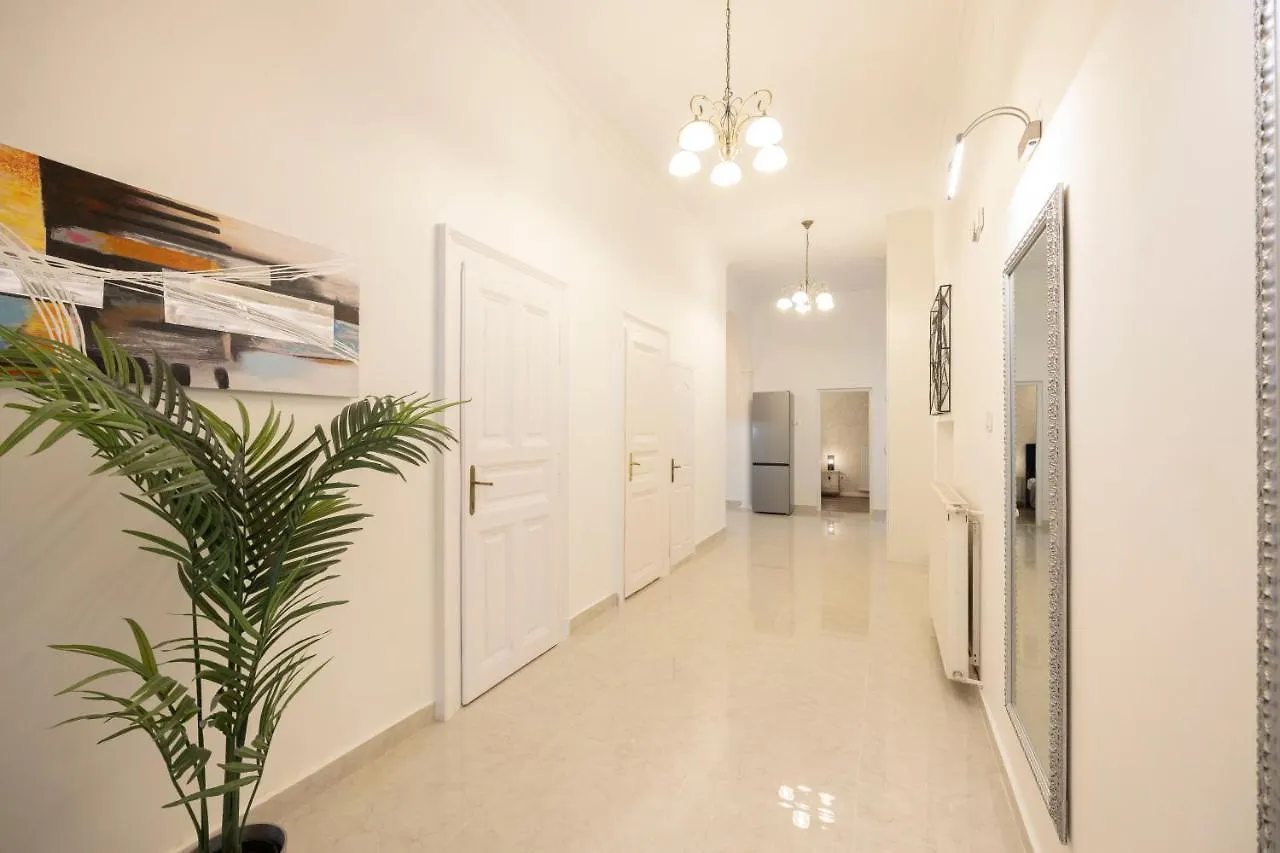 Luxurious Central Grand Home W/ 3Bedrm 2Bathrm Budapest 0*,